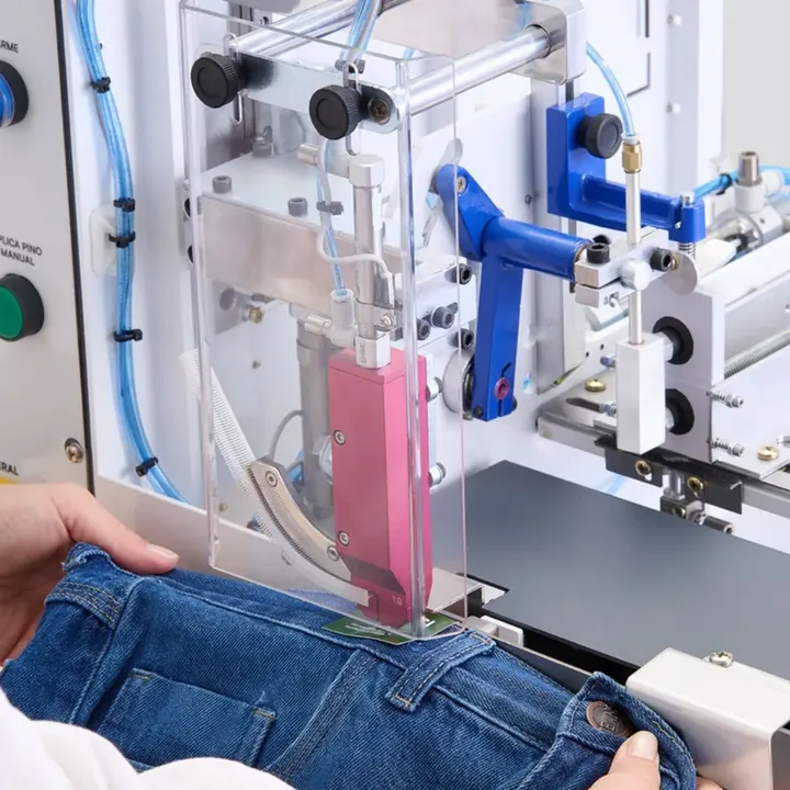 Cardpress Censi aplicando cartão de identificação em jeans